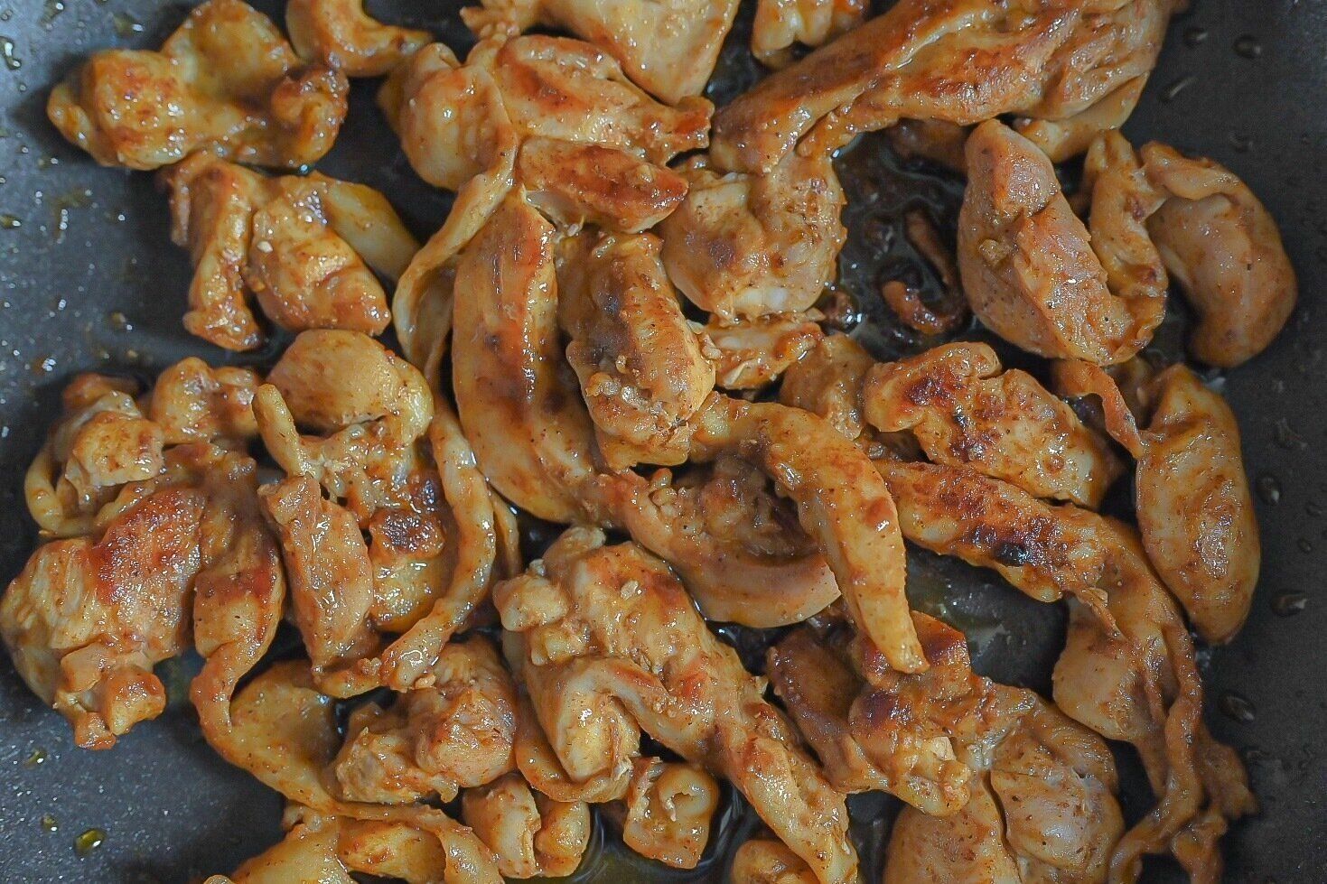 フライパンに入ったケバブ