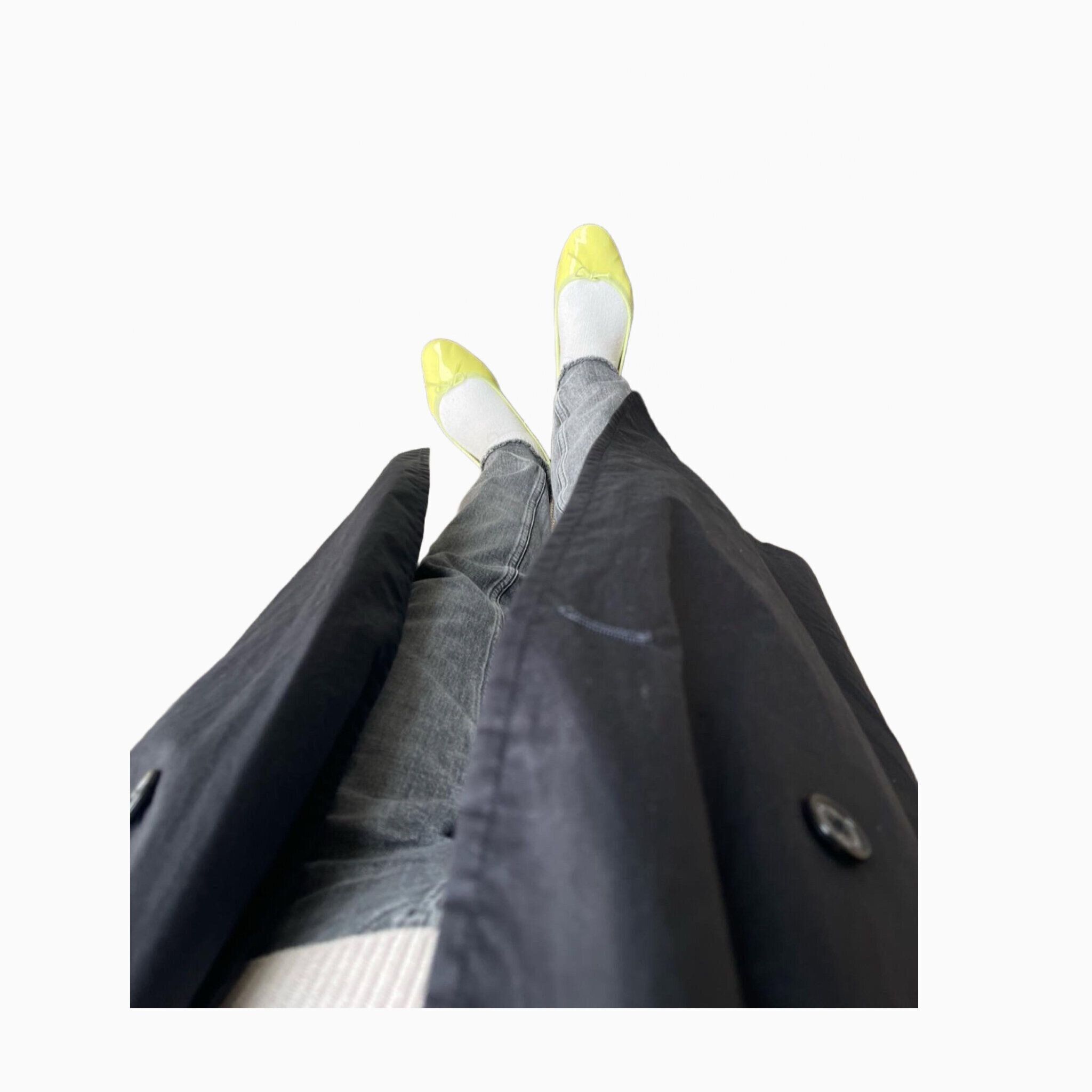 ブラックデニムにイエローバレエシューズ