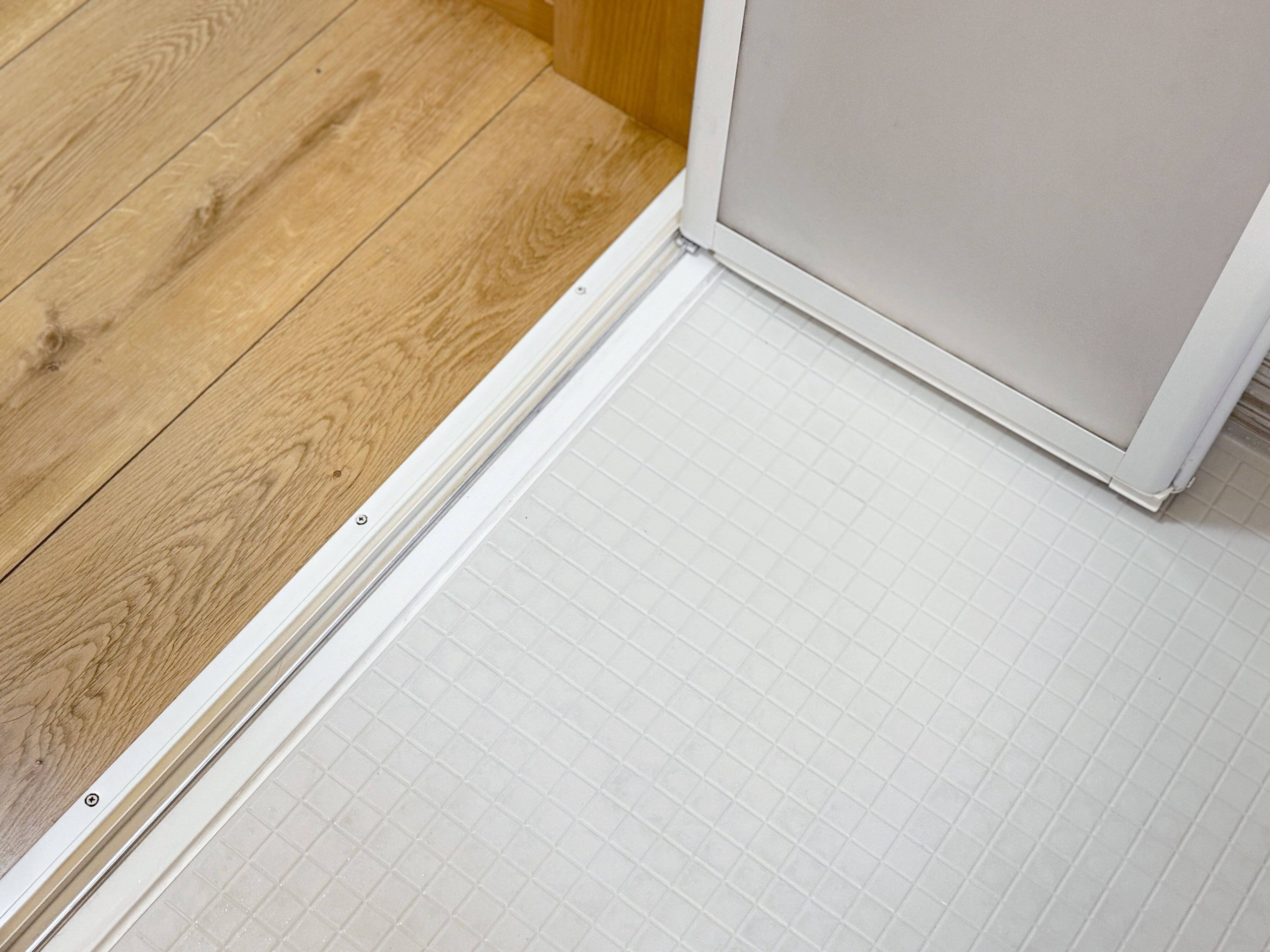 お風呂のドアの汚れを簡単に落とす！誰でもできるお風呂のドア掃除術