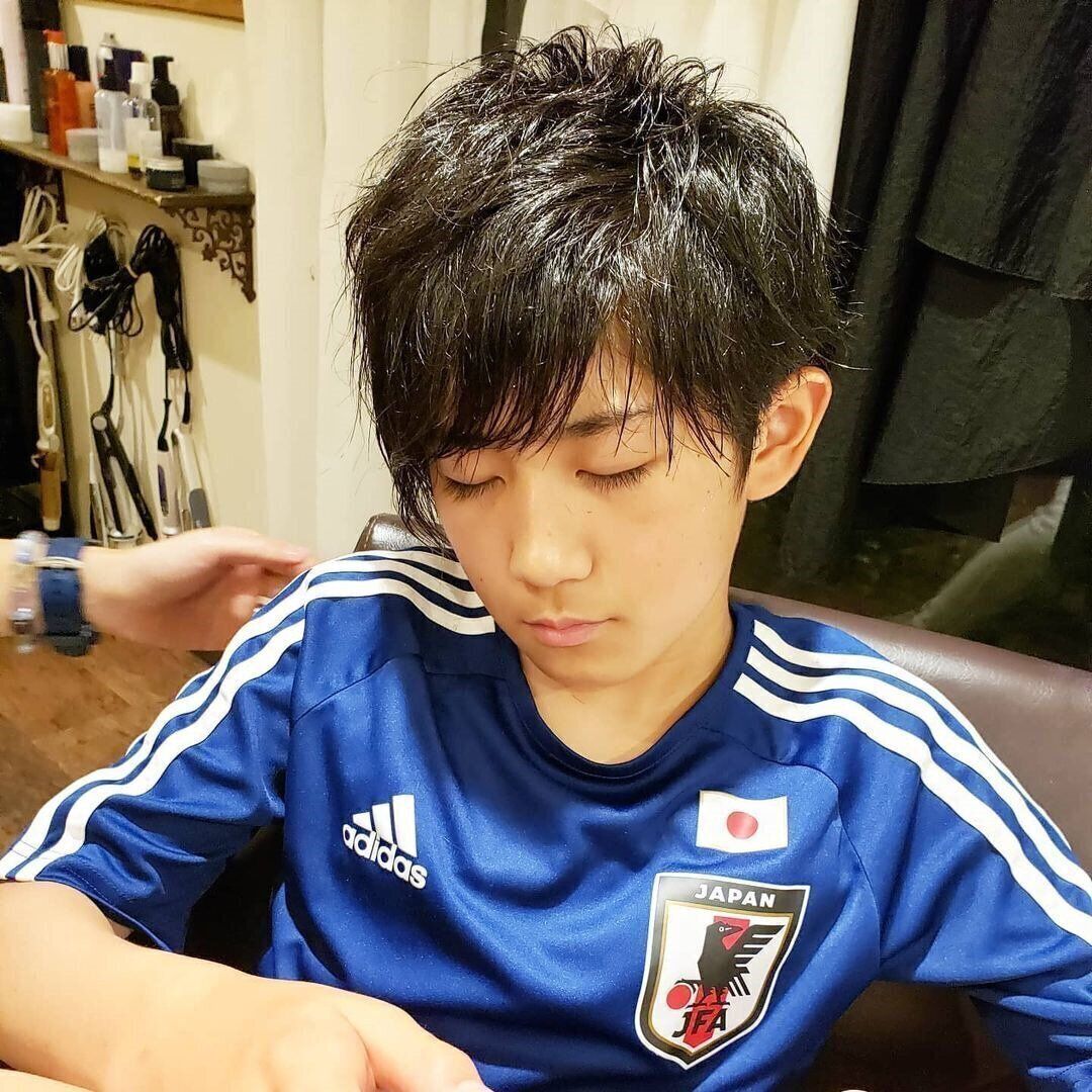 おしゃれ小学生男子の髪型・ヘアカタログ！毛先を遊ばせたスタイルが今風