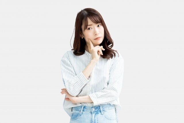 考え事をする女性