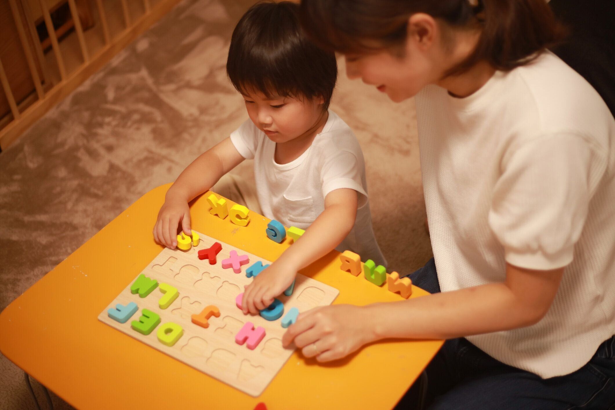 英語を勉強している親子