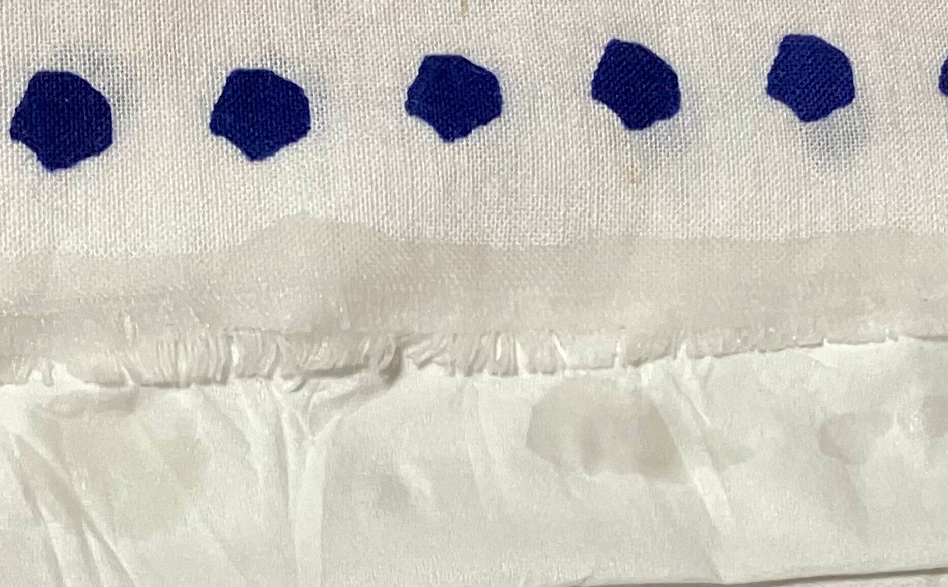 ほつれた部分をカットしたあと、当て布代わりにティッシュを使用して液を塗布