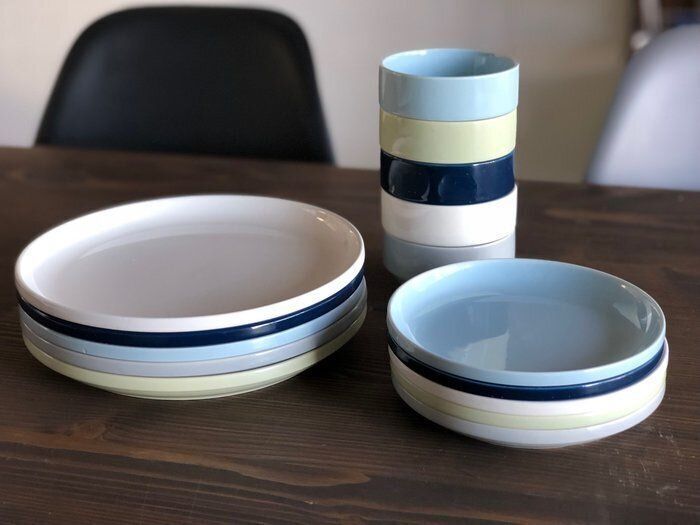 スタッキングできるお皿「DAY-Value食器シリーズ」。サイズも色も豊富で、スタッキングできるので省スペースに収納できます。