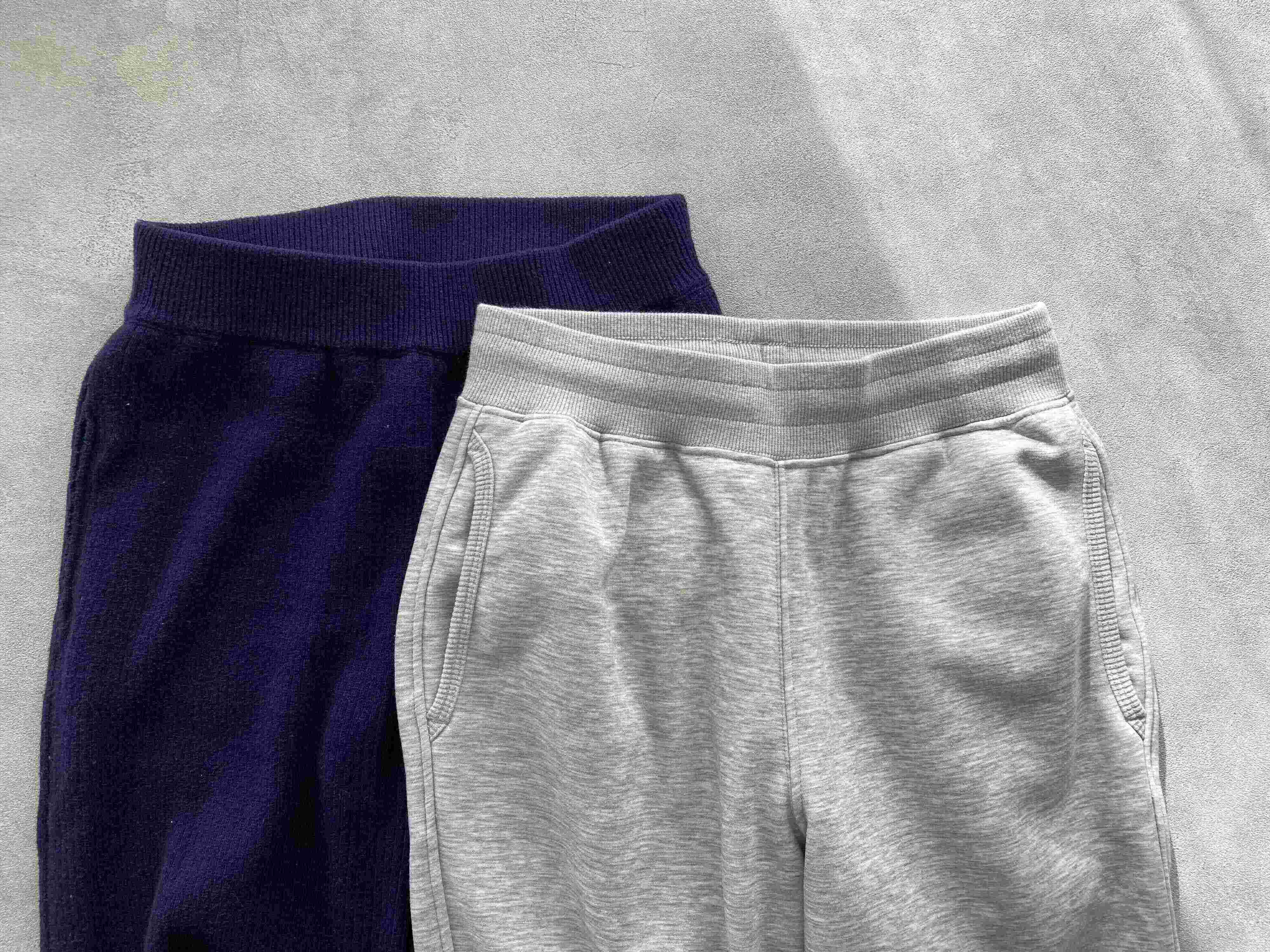 【スウェットパンツVSニットパンツ】リラックスしたい日の究極のご近所着はどちらがいい？