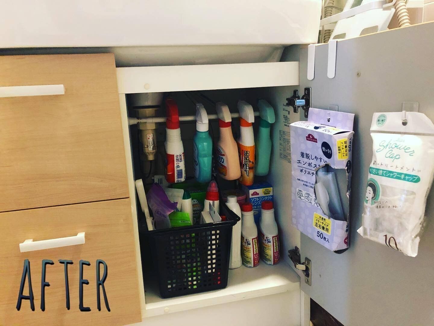 スプレー類の収納もつっぱり棒で解決！