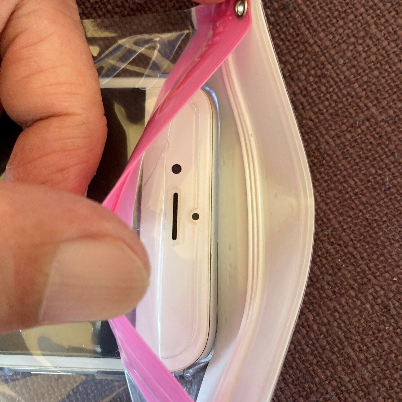 お風呂場やお料理に最適 ダイソーで見つけたスマホ防水ケース2種の防水性能を調べた サンキュ