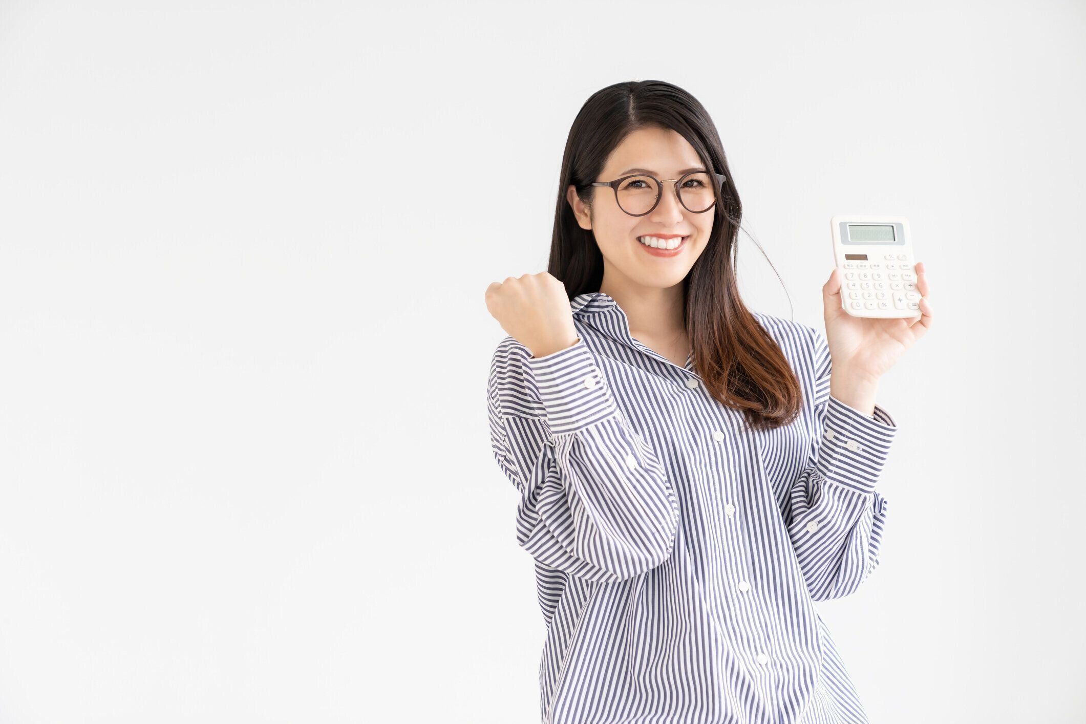 電子計算機を持っている魅力的なアジアの女性、笑顔