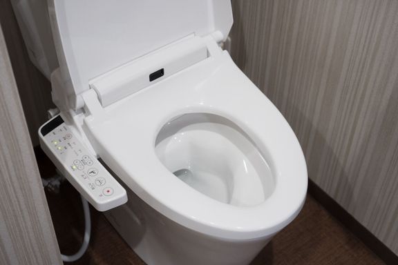 日本の電子ビデ付きの近代的なハイテクトイレ。業界のリーダーは最近、日本の便器の看板基準について合意しました。