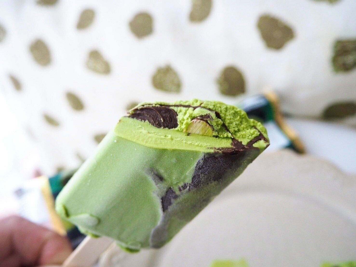 シャトレーゼ「チョコバッキー・ザ・プレミアム 京都産宇治抹茶」断面写真