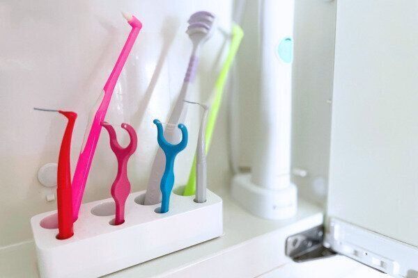 使用中の歯ブラシ＆歯間ブラシスタンド