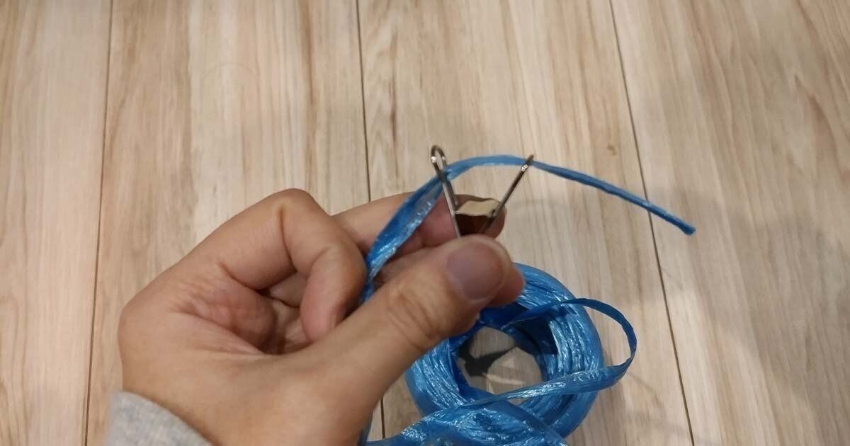 ダブルクリップの穴にビニール紐を通す