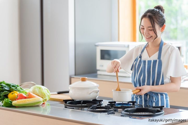 料理をする女性
