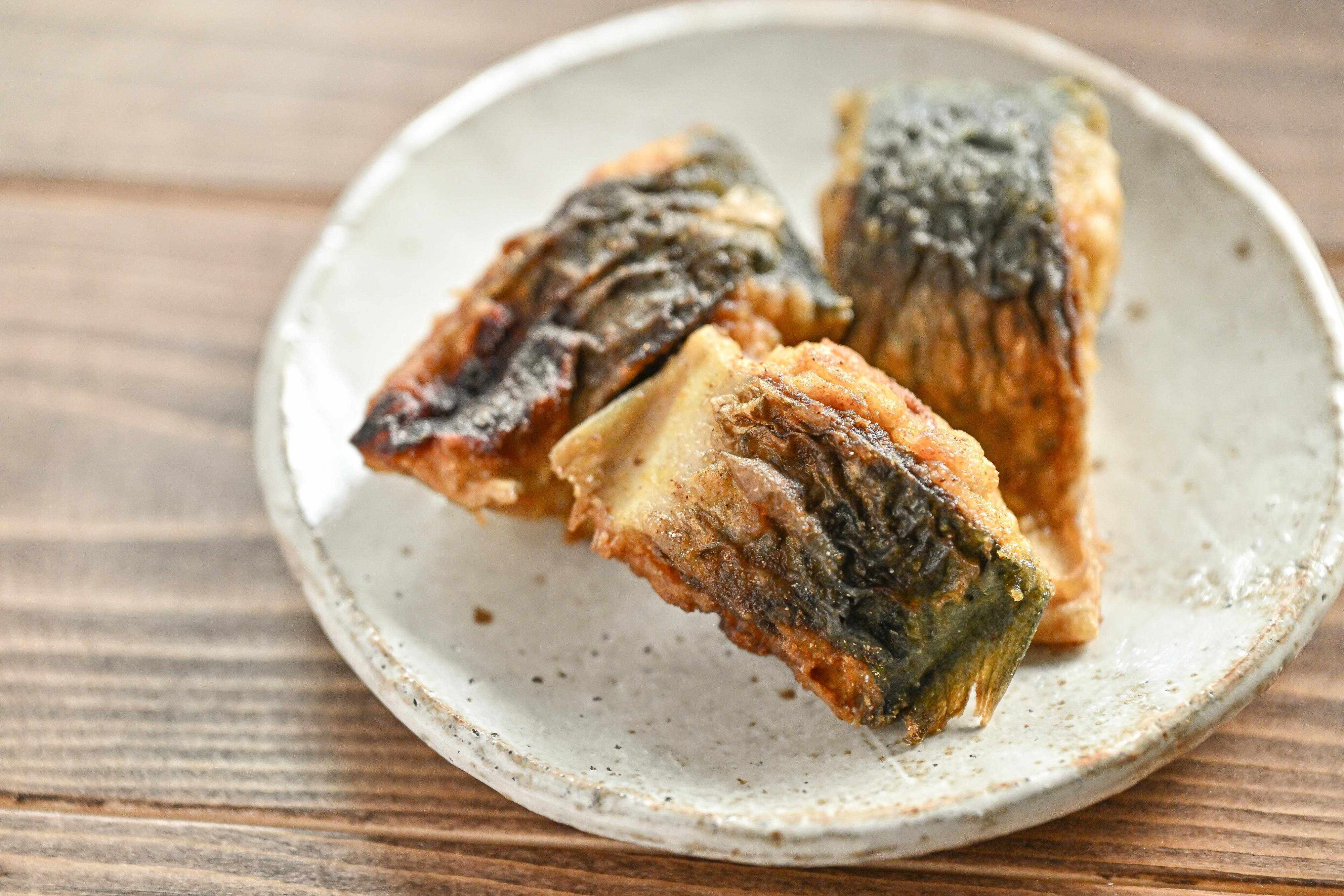 陶器の皿に盛られたさばのカレー焼き