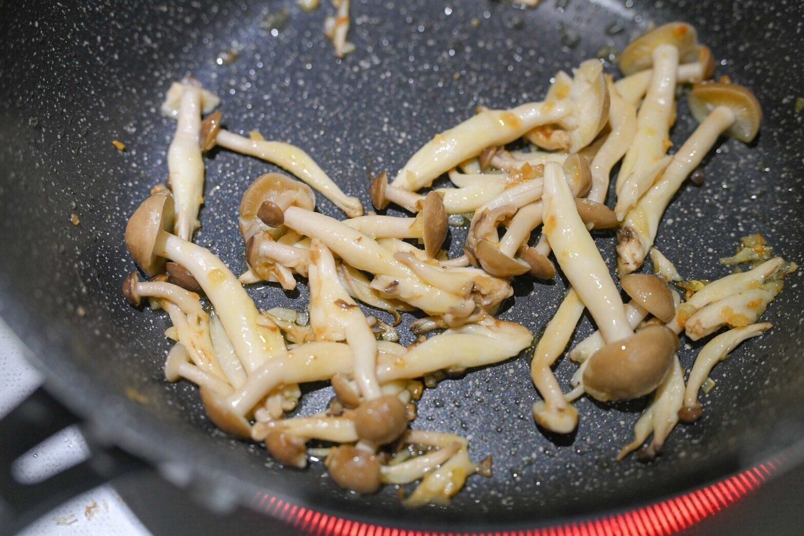 フライパンに入ったしめじ