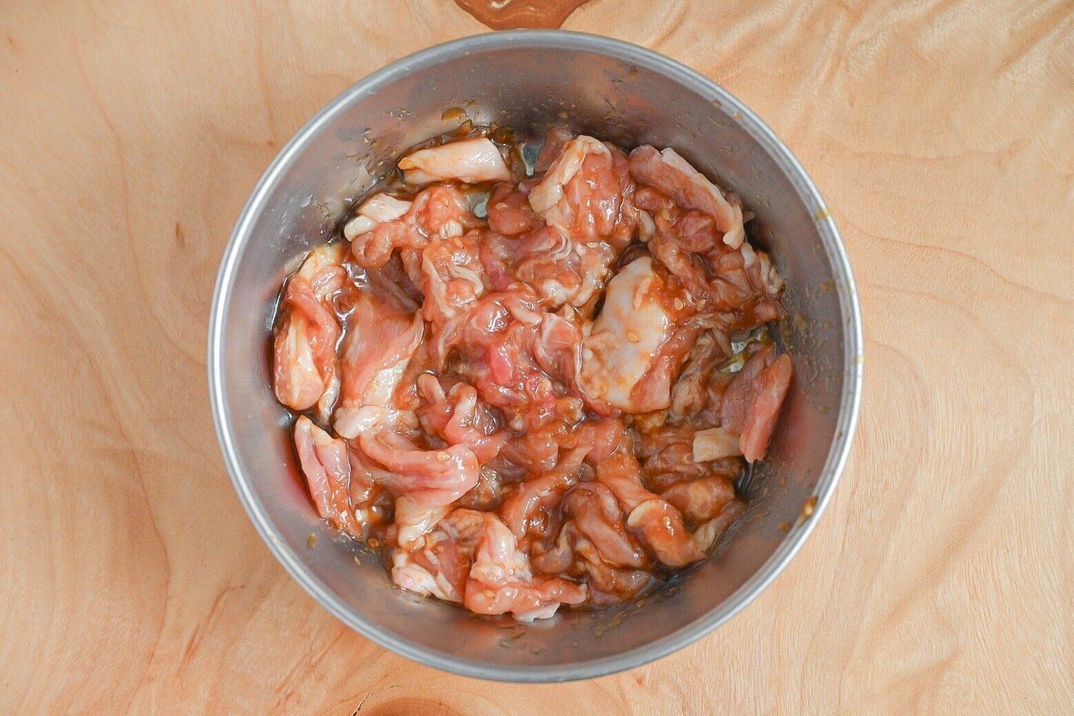 バカッタレ丼のたれに漬けた豚肉