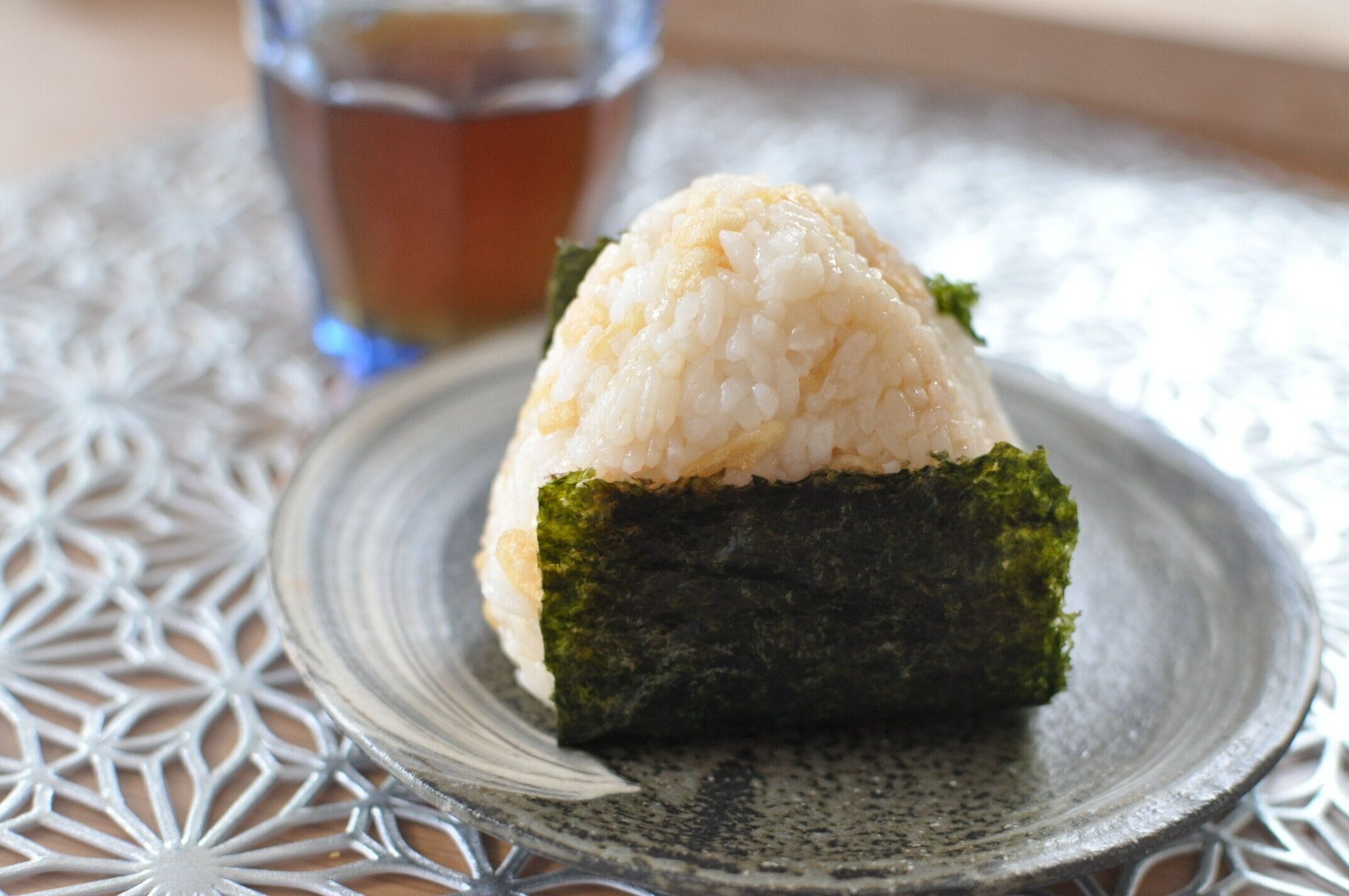 揚げ玉おにぎりをお皿に盛り付けた様子