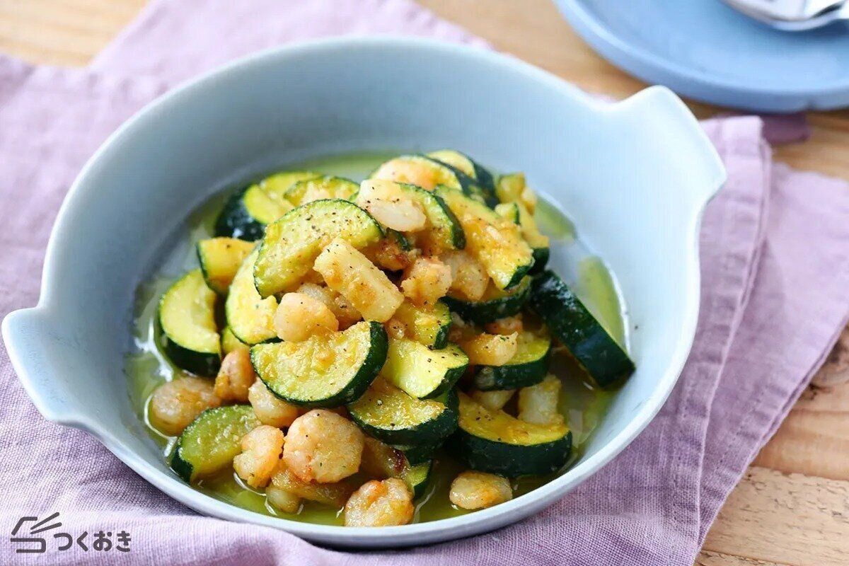 ズッキーニとシーフードミックスのガーリック炒め