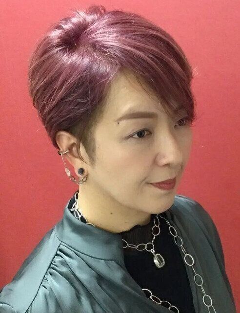 ワインレッドカラーでゴージャスに！ハンサムショート