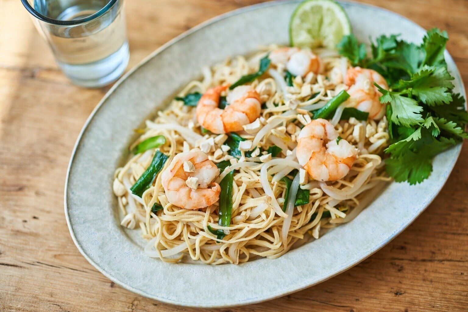 ニラを使った豆腐干のエスニック塩焼きそば