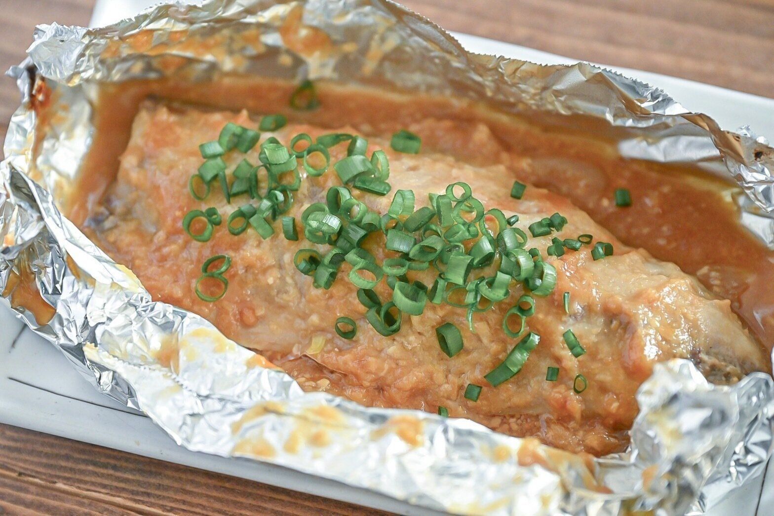 アルミホイルに包まれたさばのみそ焼き