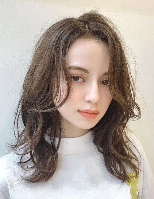 アンニュイな前髪がフェイスラインをカバー！大人のくびれミディアムヘア