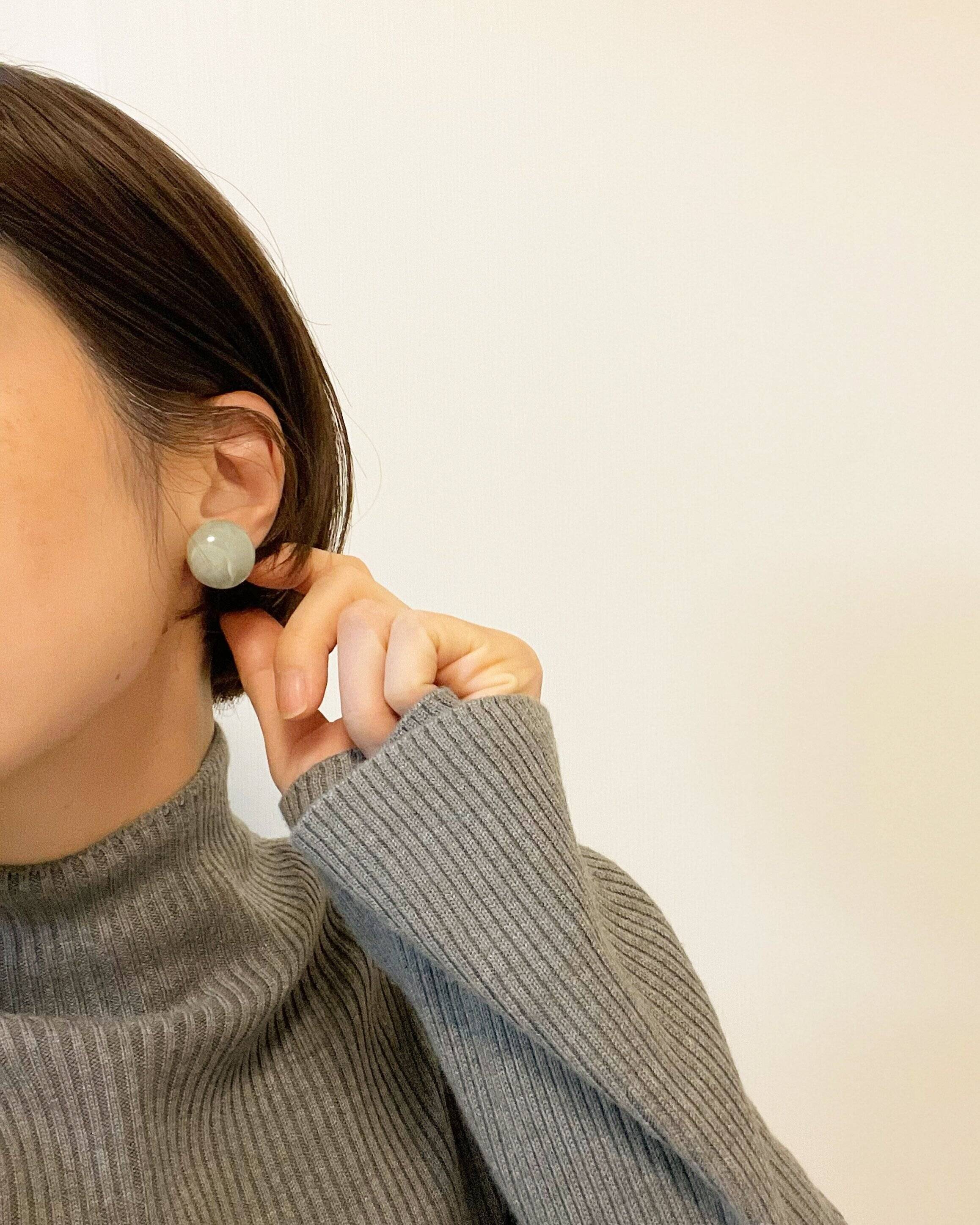グレーリブニットにイヤリング