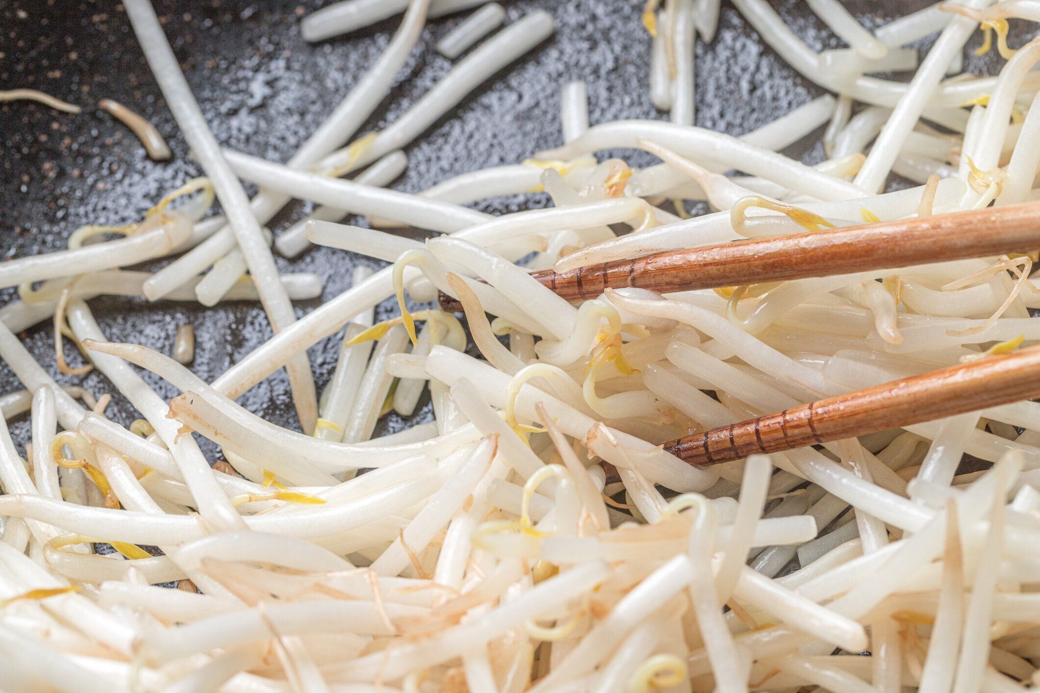 フライパンでもやしをかき混ぜる