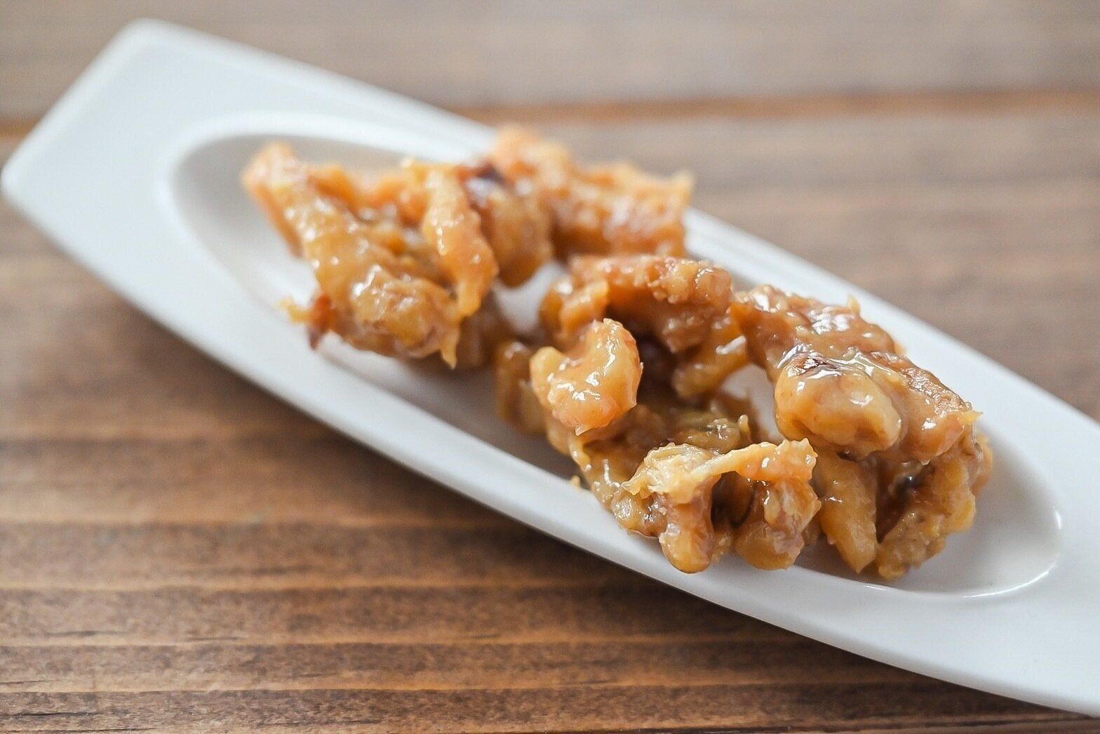 白い皿に盛られたキャラメルくるみ