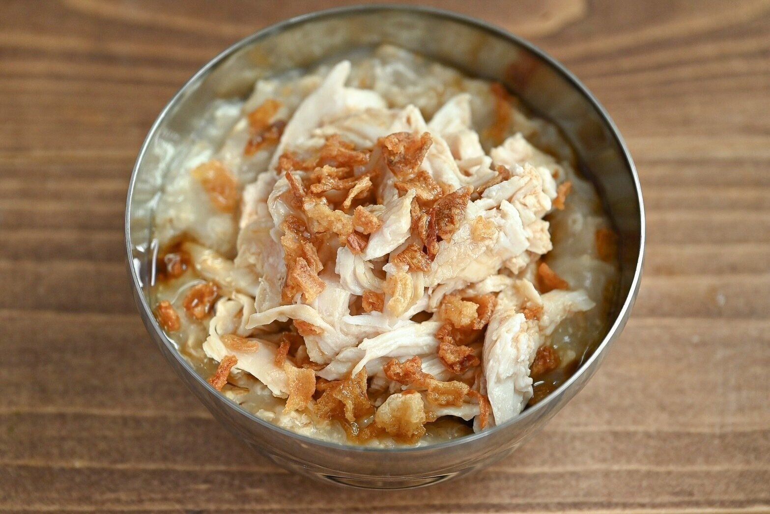 シルバーの皿に盛られたオートミールの台湾風鶏粥