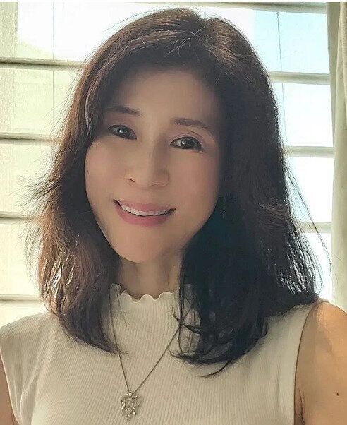 ニュアンスストレートが上品！ふんわりミディアム