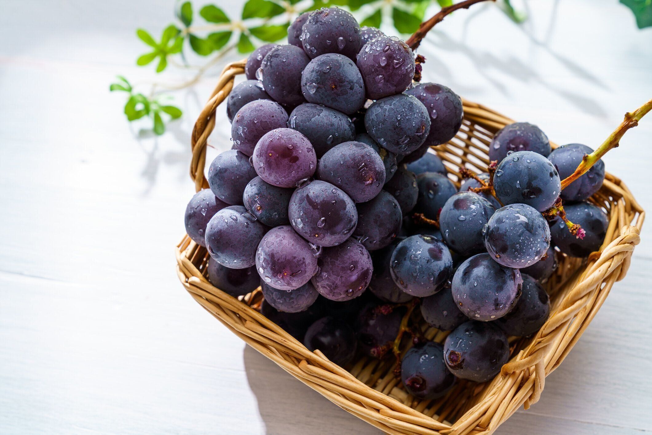 木製テーブルに新鮮なブドウ