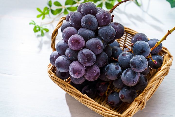 木製テーブルに新鮮なブドウ