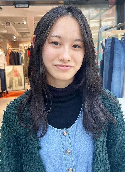 ほんのりフェミニン！柔らかストレートセミロング