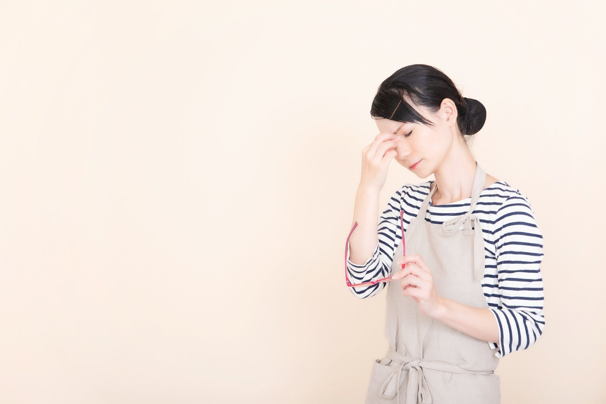 エプロンの女性