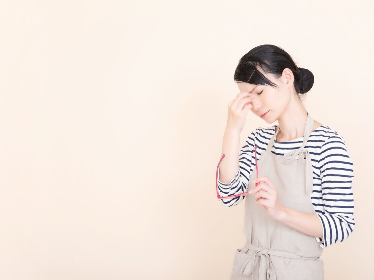 エプロンの女性