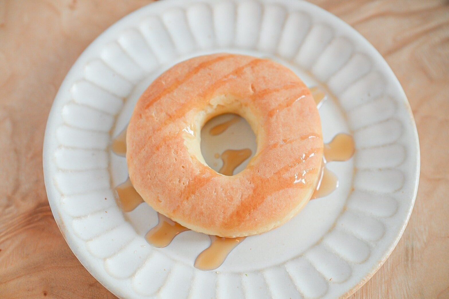 皿にのったメープルシロップをかけたホットビスケット