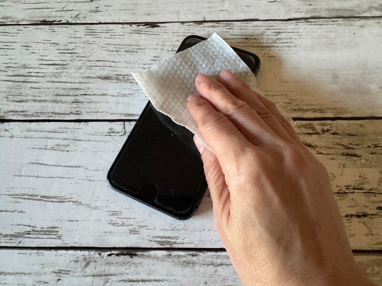 【ダイソー】見つけたら即買い！液晶のベタつきがスルッと落ちる「110円の神シート」