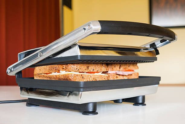 ステンレススチール製サンドイッチを押して、ホワイトキッチンベンチ