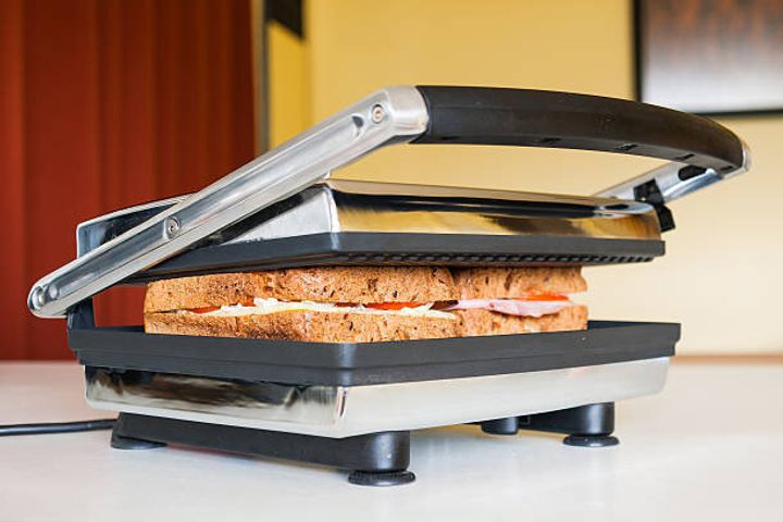 ステンレススチール製サンドイッチを押して、ホワイトキッチンベンチ