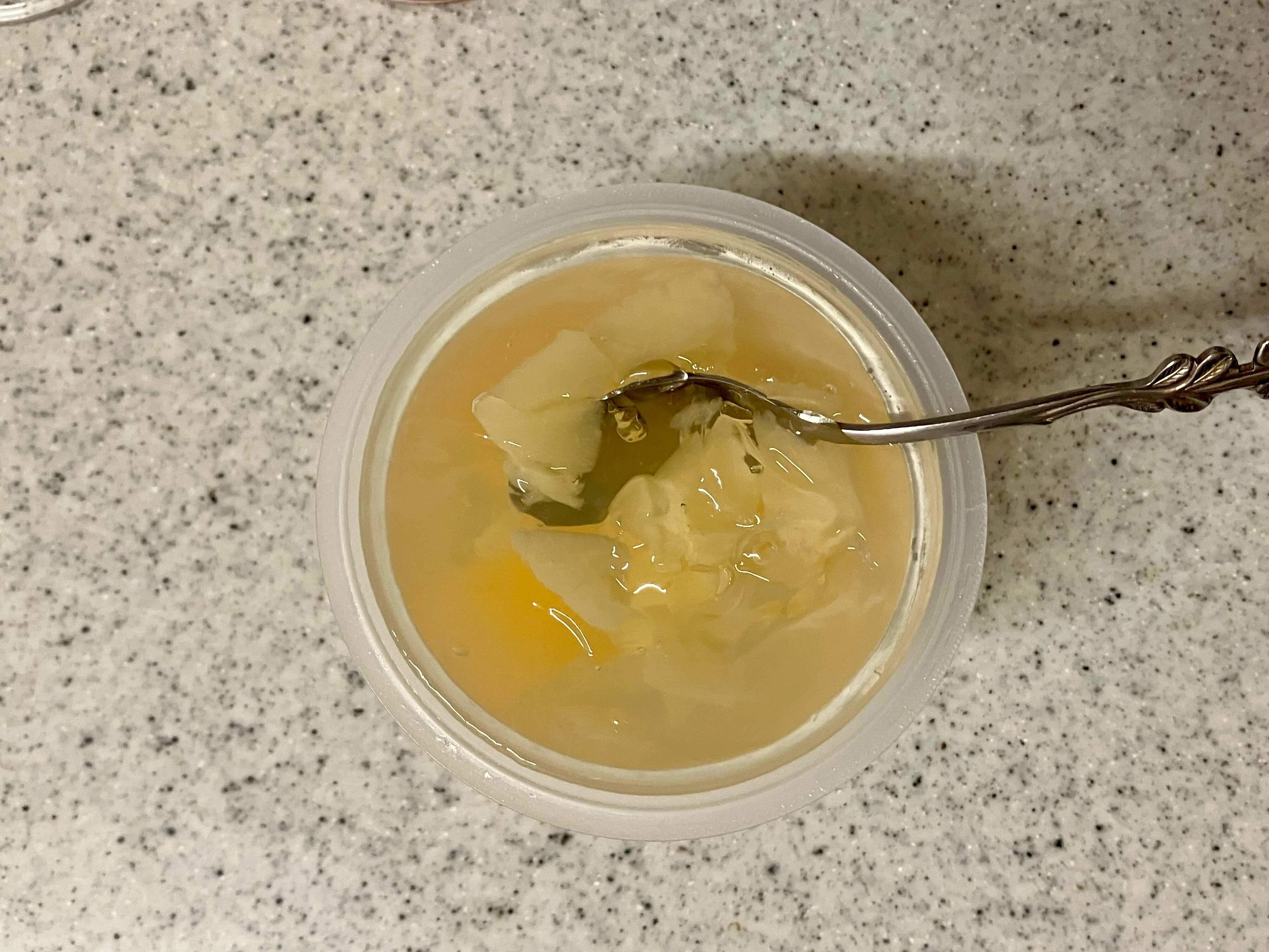 ゼリーや果肉をスプーンで切る