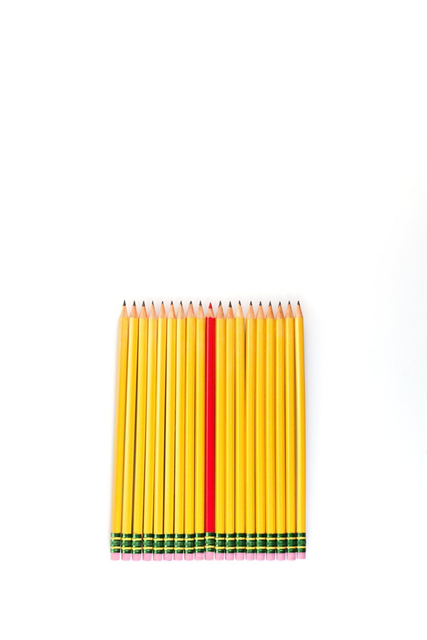 1 つの赤鉛筆内に黄色い鉛筆