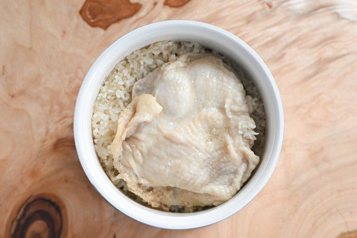 炊飯器に入ったシンガポールチキンライス