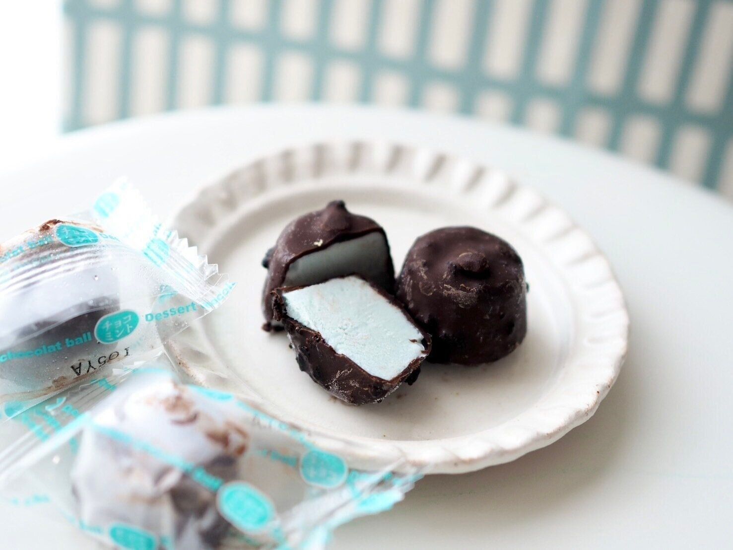 シャトレーゼ「デザートショコラボール チョコミント 20個入」断面写真