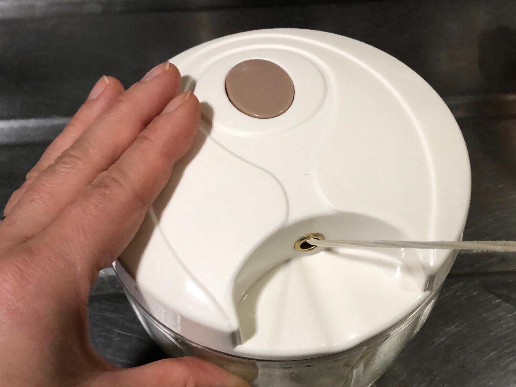 紐つきハンドルを引き出すと刃が回転する