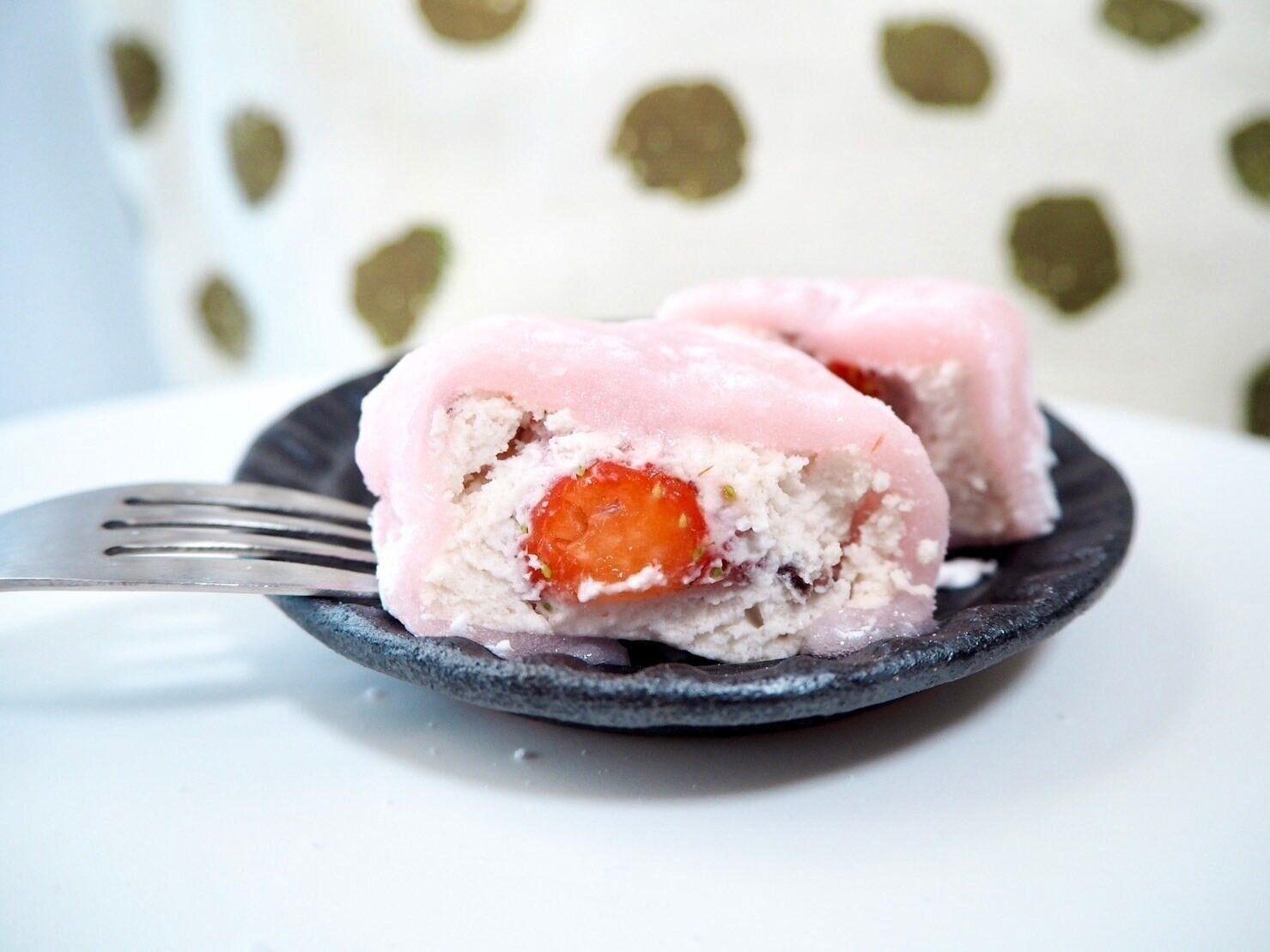 シャトレーゼ「一粒苺のホイップクリーム大福」断面写真