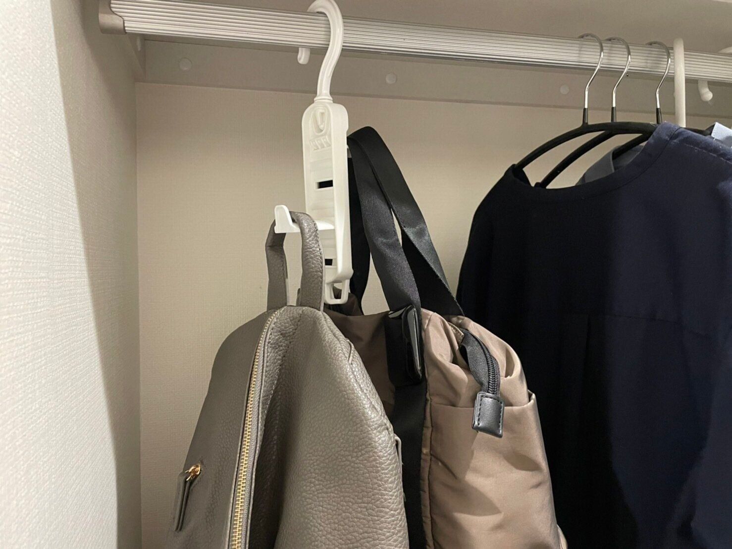 カバンや帽子を省スペースに収納