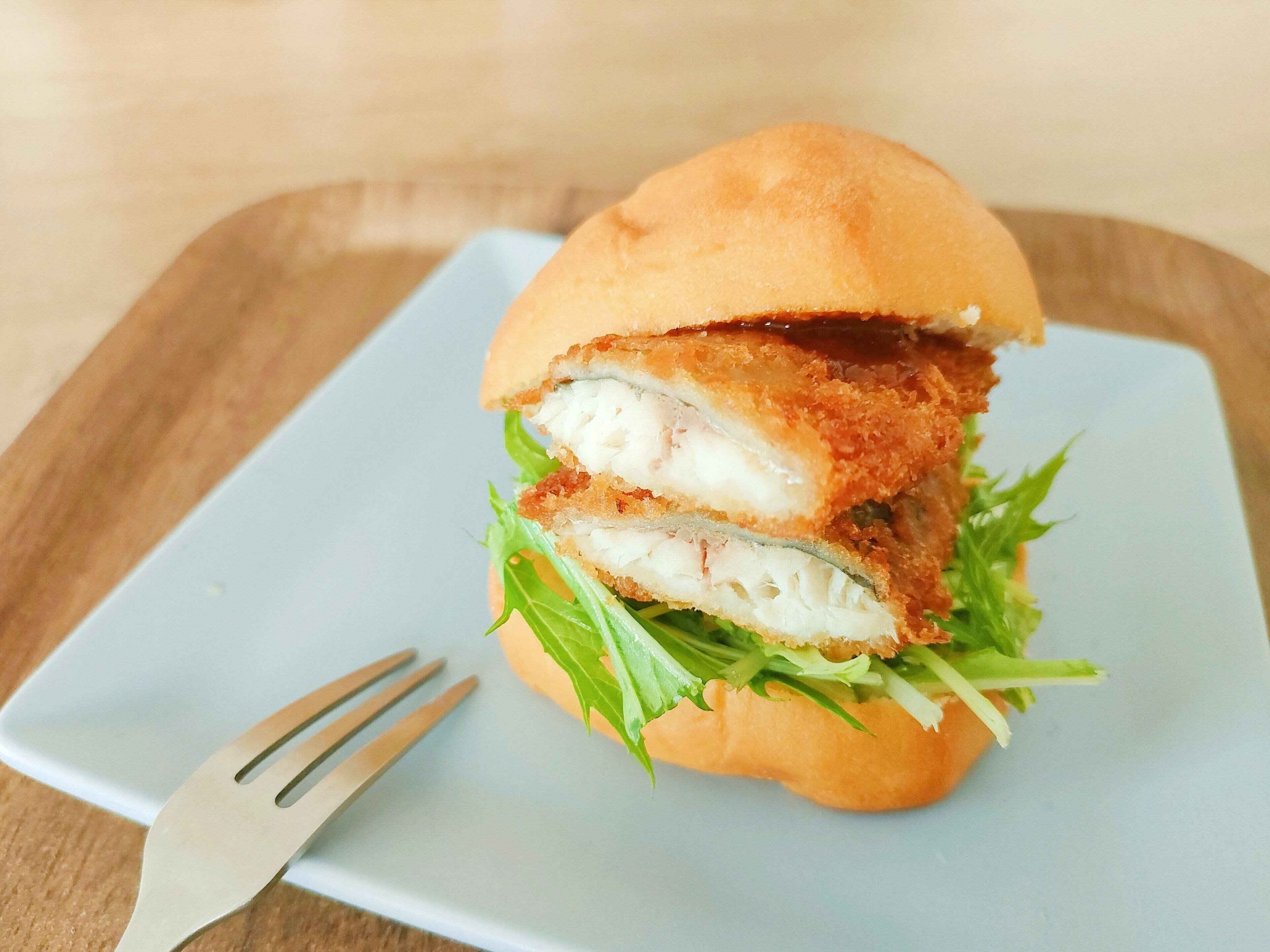 身がたっぷり詰まったアジフライサンド