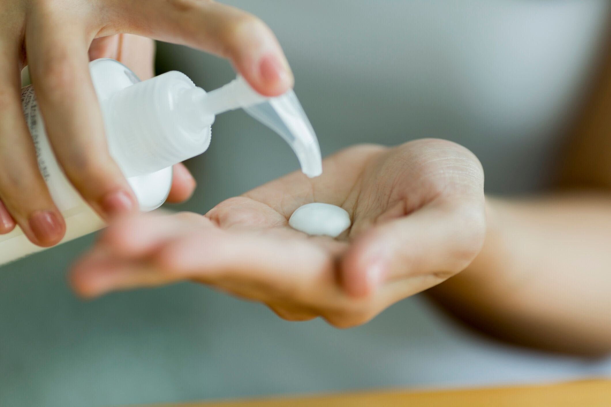 皮膚の世話をする若い女性