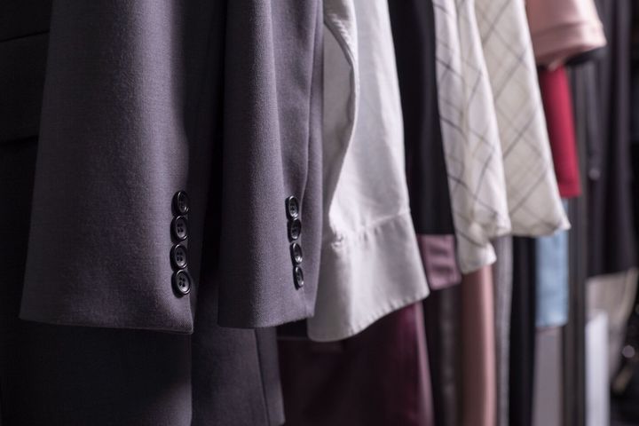 衣類ハンガーアトリエデザイナーの服屋。多様な婦人服のクローズアップ